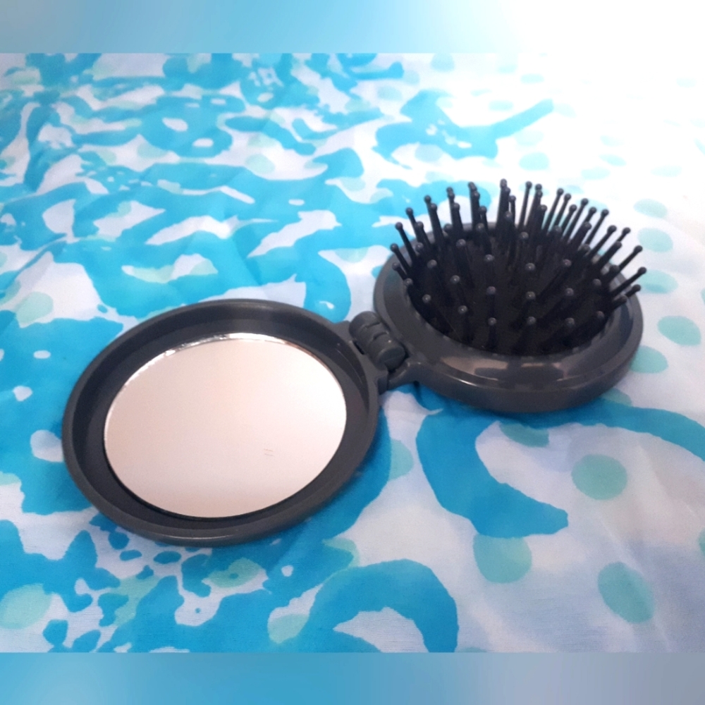 Foldable hair brush